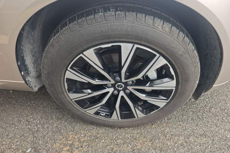 Used Volvo XC60 2023 B5 4x4 Smart Luxury Edition Right Front Wheel Hub