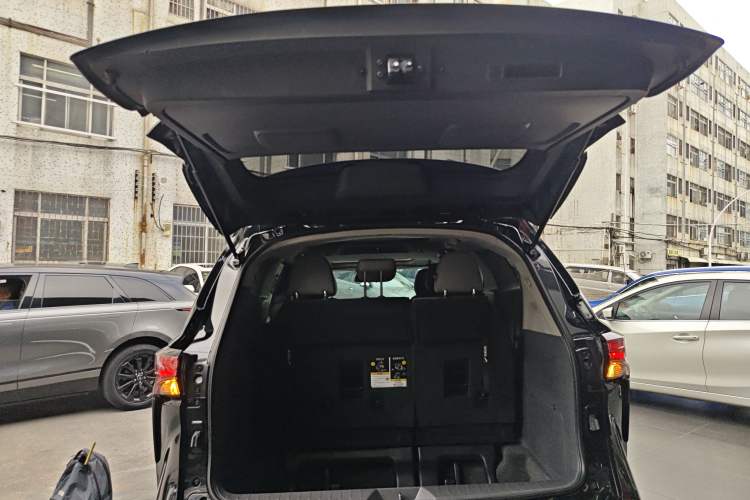 Used Toyota Granvia 2023 2.5L Hybrid Luxury Edition