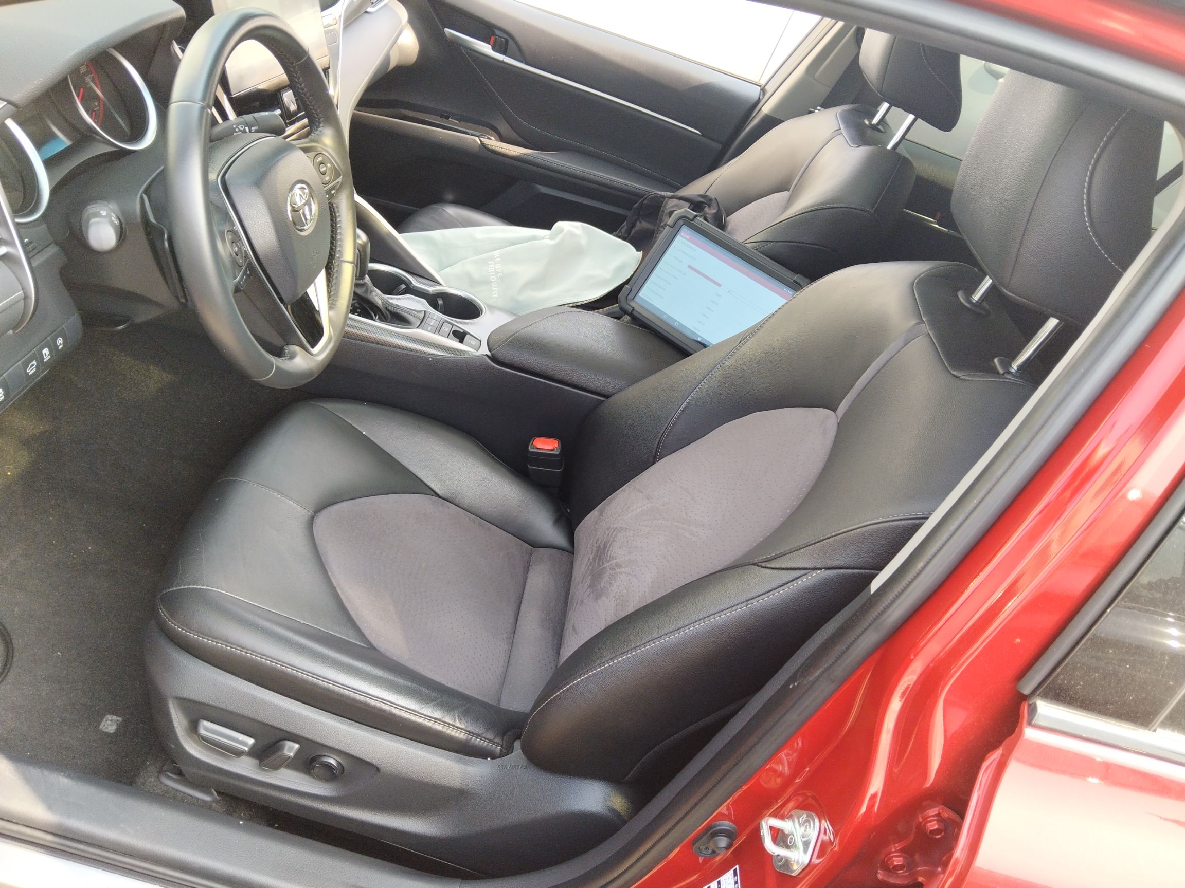 المقاعد الأمامية داخل السيارة