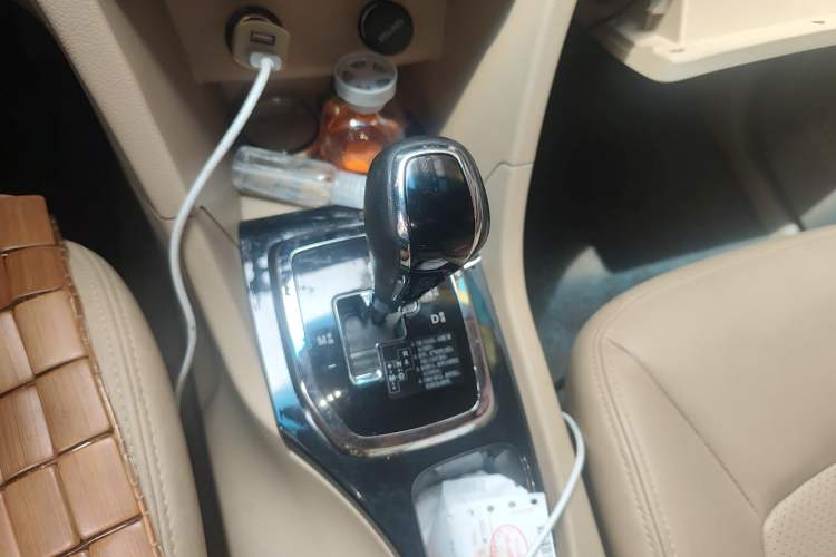 Used Baojun 730 2016 1.8L iAMT Luxury Model 7 Seats Gear Lever