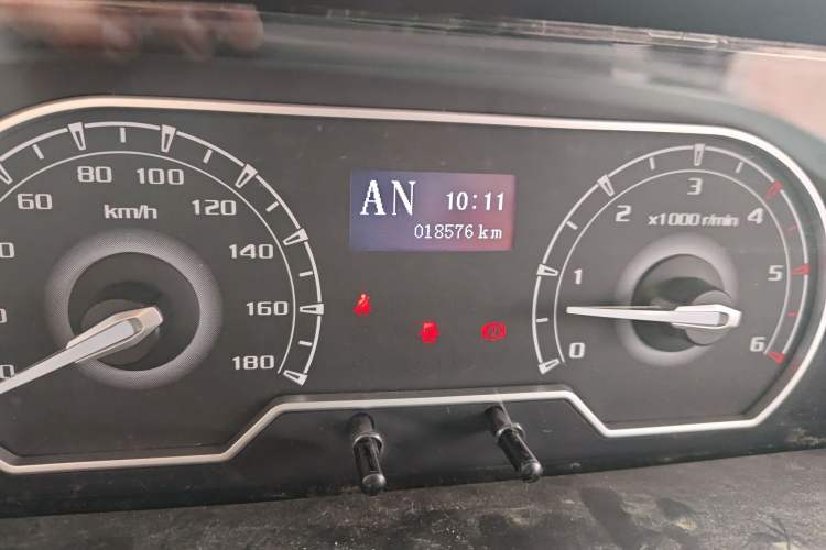 Used SAIC MAXUS Xintu V80 2023 2.0T AMT Classic Aoyuntong Short Wheelbase Mid-Roof 7/8/9-Seater
