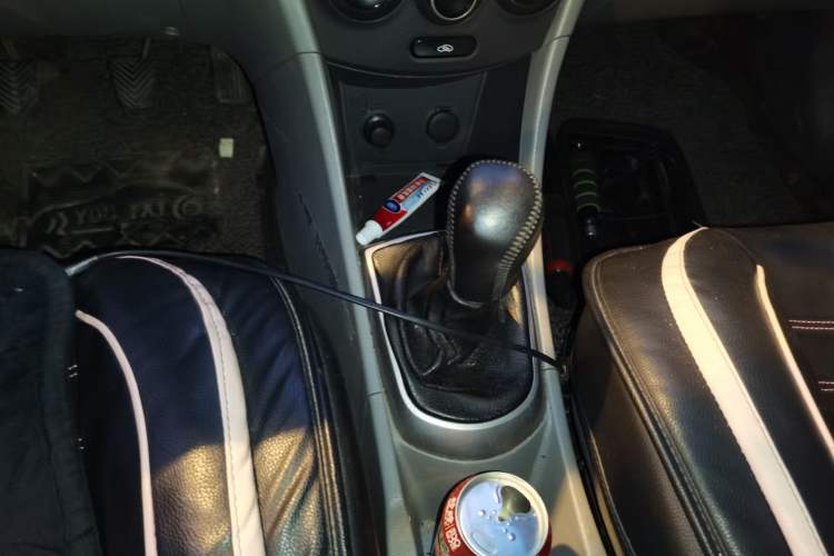 Used Hyundai Verna (older generation) 2014 1.4L Manual Smart GLS Trim Gear Lever