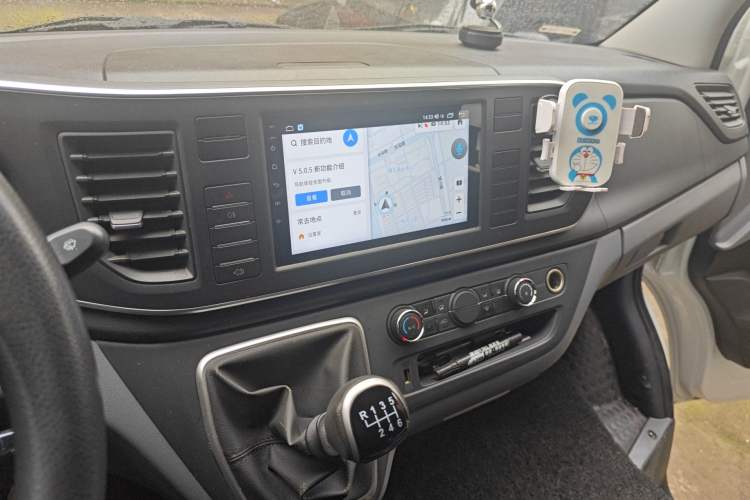 Used SAIC MAXUS Xintu V80 2025 Value Edition Aoyuntong 2.0T Manual Long Wheelbase Mid-Height Design 127 Ps 6/7/9-Seater Audio And AC Panel