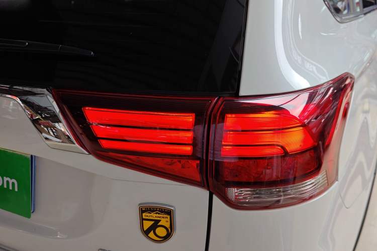 Used Mitsubishi Outlander 2019 2.4L Two-Wheel Drive ZhiXing Version 5 Seats China V Emission Standard Right Rear Taillight