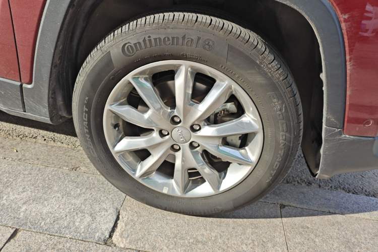 Used Jeep Cherokee 2016 2.4L All-in-One Edition Right Front Wheel Hub