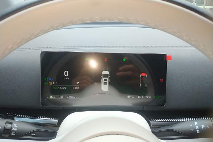 Used VOYAH Dream 2025 PHEV Four-Wheel Drive Prestige Kunpeng Edition
