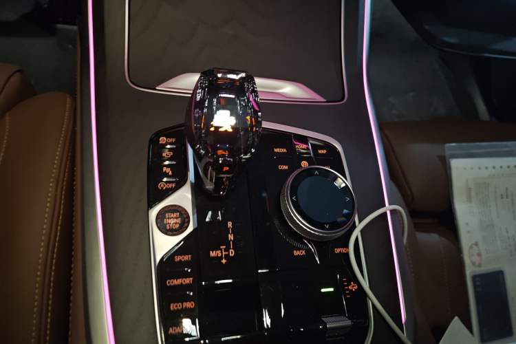 Used BMW X7 2022 xDrive40i Luxury Package with Leading Features Gear Lever