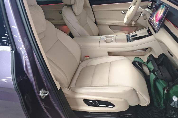 Used Hima AITO M5 2025 Extended-Range Ultra All-Wheel-Drive Version Right Front Seat