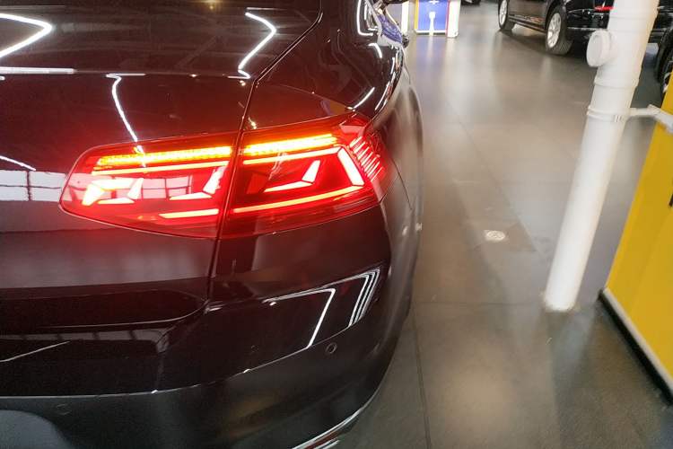 Used Volkswagen Magotan 2020 330TSI DSG Luxury Edition Right Rear Taillight