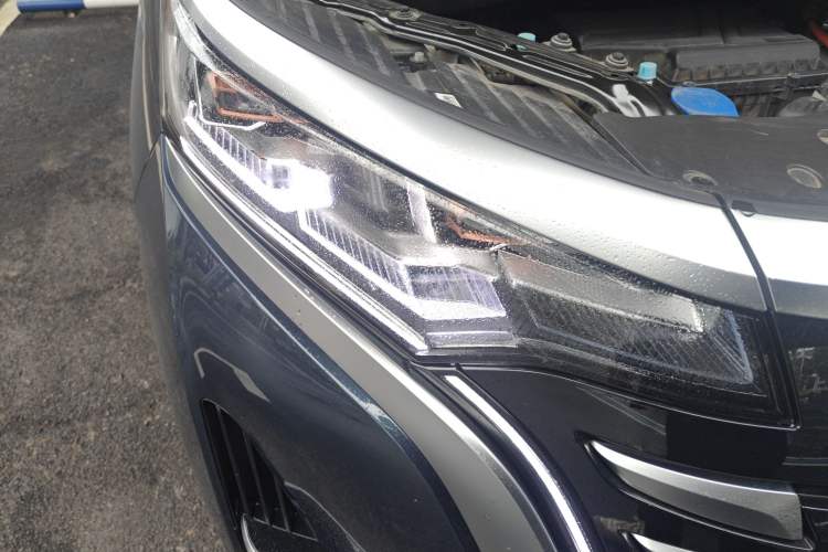 Used Denza D9 2022 DM-i 970 Four-Wheel Drive Flagship Model Right Front Headlight