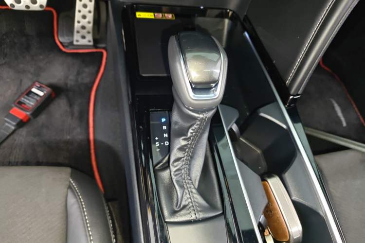 Used Toyota Camry 2024 Dual-Motor 2.0 HXS Sport Plus Edition Gear Lever