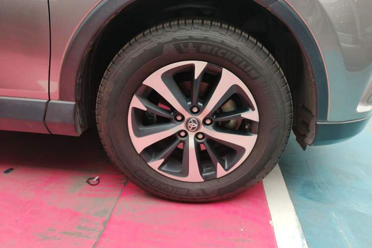 Used Toyota RAV4 2016 2.0L CVT Two-Wheel Drive Fashion Edition China V Standard
