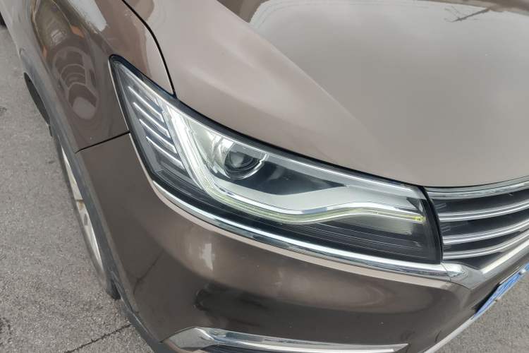 Used Roewe RX5 2016 20T Two-Wheel Drive Automatic Flagship Edition Right Front Headlight