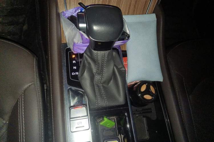 Used Roewe RX8 2019 30T Smart Connectivity Two-Wheel Drive Supreme Flagship Edition
