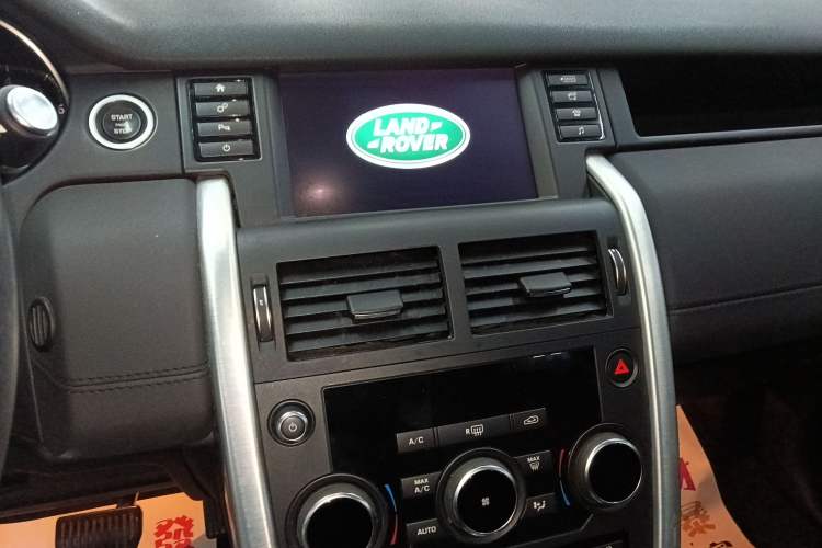 Used Land Rover Discovery Sport 2017 2.0T SE Audio And AC Panel