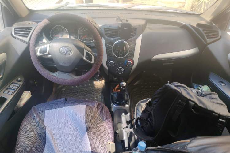 Used FAW Xiali N7 2013 1.3L Manual Comfort Model Center Console