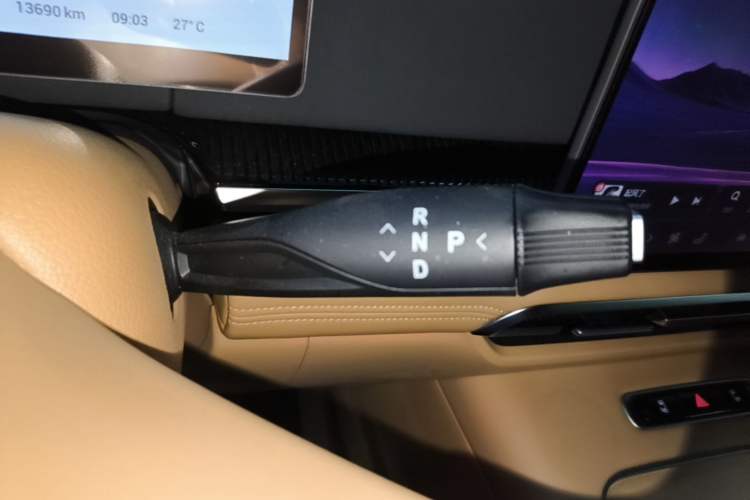 Used VOYAH Dream 2025 PHEV Four-Wheel Drive Prestige Kunpeng Edition
