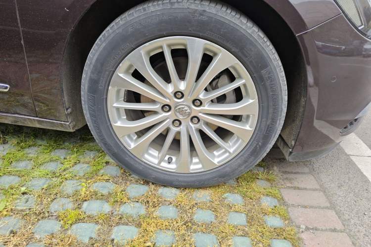 Used Buick LaCrosse 2016 28T Premium Edition Right Front Wheel Hub