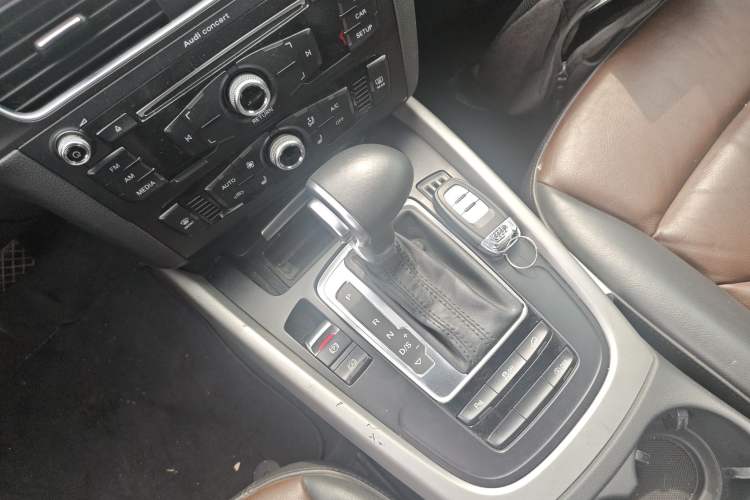 Used Audi Q5 2017 Plus 40 TFSI Ambition Model Gear Lever