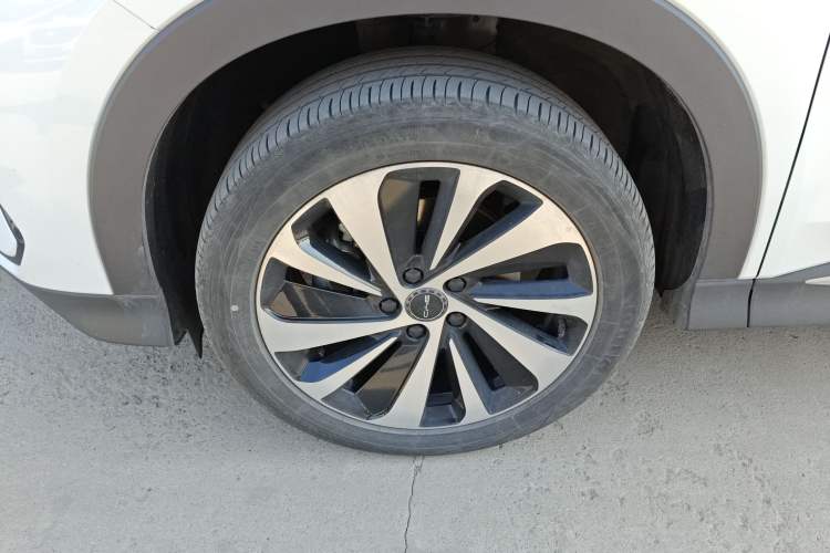 Used BYD Song PLUS New Energy 2023 Champion Edition EV 520KM Prestige Model Left Front Wheel Hub