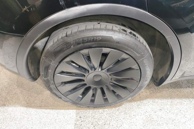 Used Tesla Model Y 2023 Long-Range All-Wheel-Drive Version
