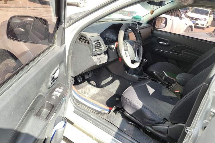 Used Great Wall Wingle 5 2017 2.0T European-spec Diesel Two-Wheel-Drive Entry-Level Big Double-Cab GW4D20D Driver Seat