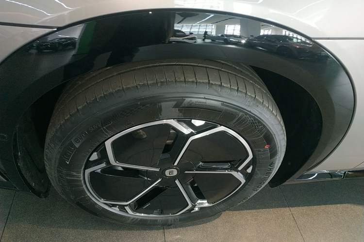 Used Xiaomi Auto YU7 2025 Ultra-Long Range Rear-Wheel Drive Version Left Front Wheel Hub