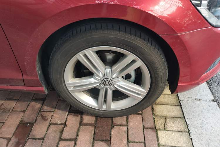 Used Volkswagen Lamando 2018 280TSI DSG Comfort Edition Right Front Wheel Hub