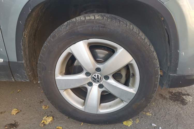 Used Volkswagen Tiguan 2010 2.0 TSI Automatic All-Wheel-Drive Elite Edition Right Front Wheel Hub