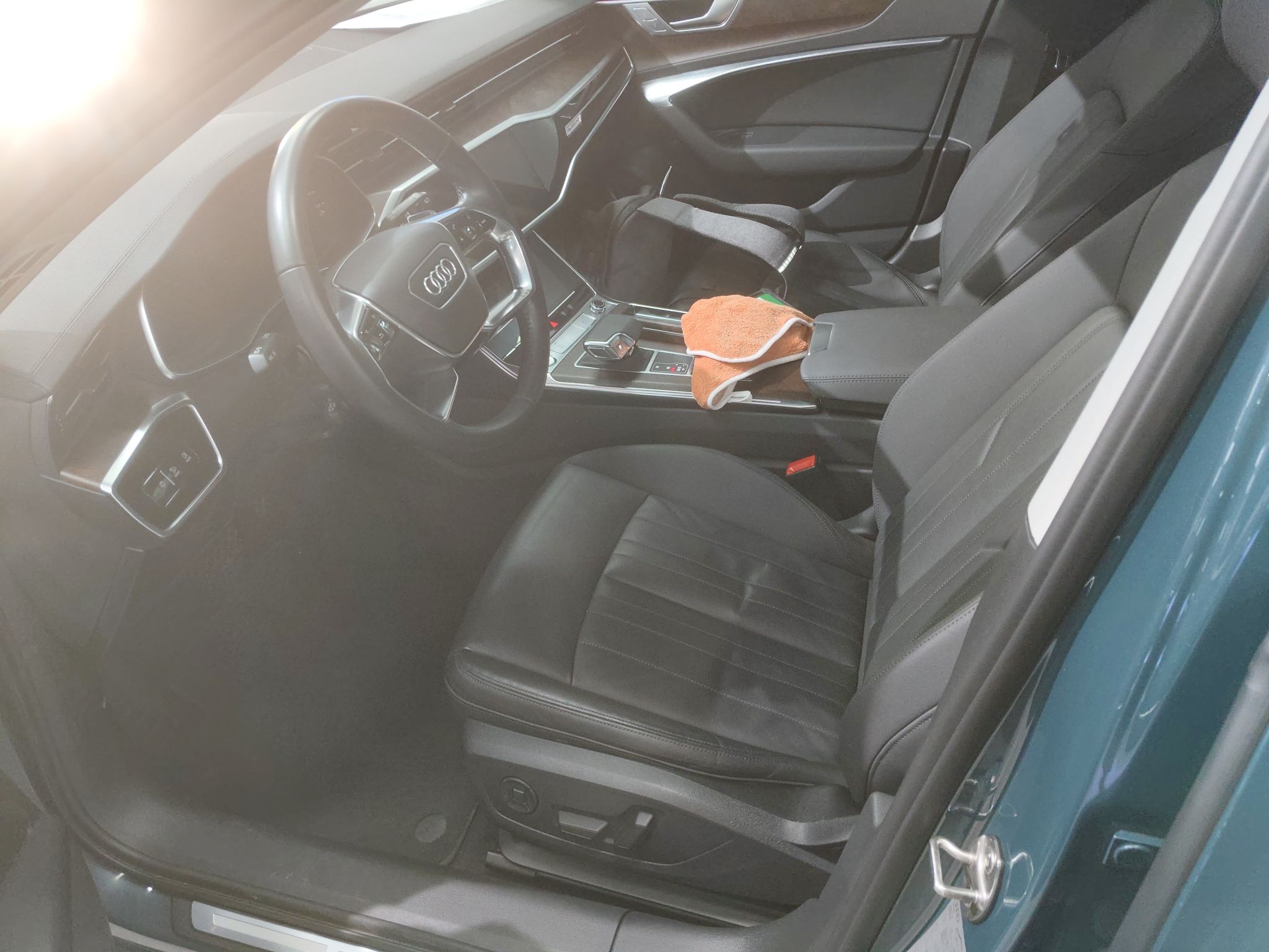 Переднее сиденье в автомобиле