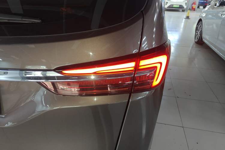 Used Buick GL8 2022 Land Cruiser Executive Class 652T Comfort Model Right Rear Taillight