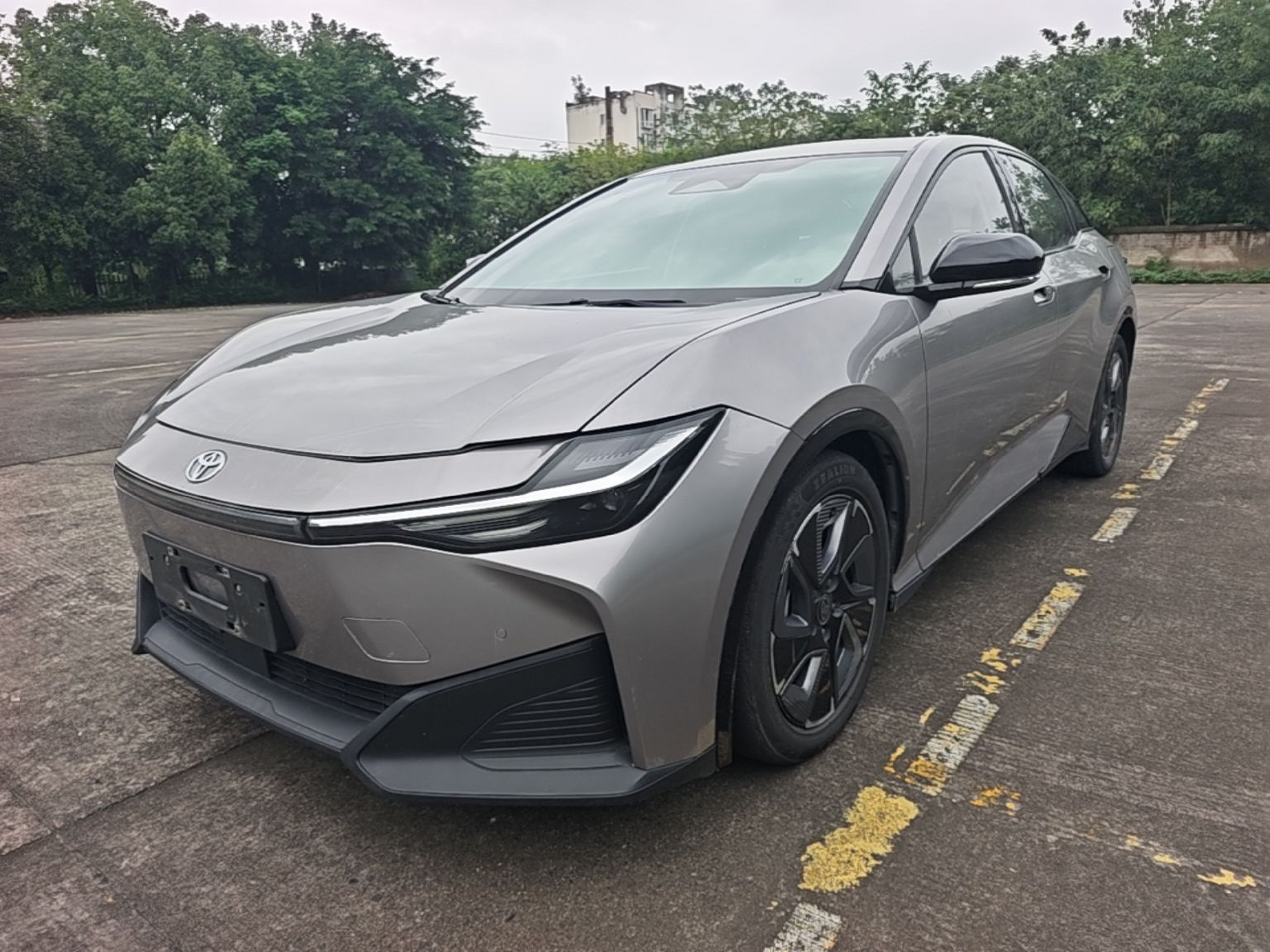 Под передней частью автомобиля