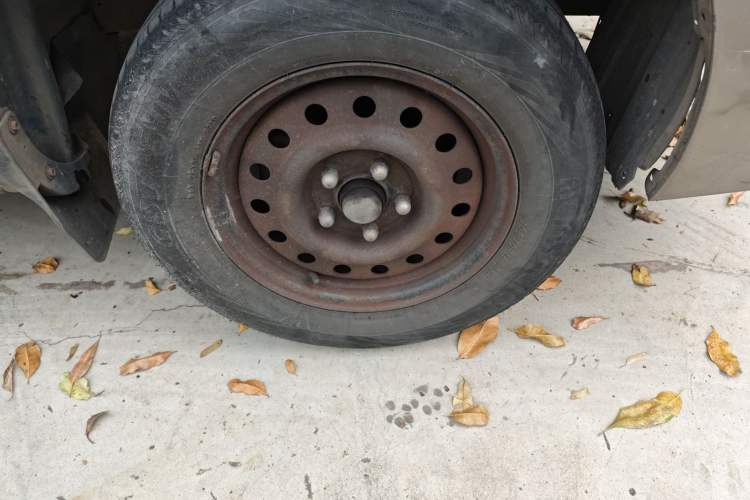 Used FORTHING Lingzhi 2013 M5 Q7 2.0L 7-Seater Long-Wheelbase Comfort Model Right Front Wheel Hub