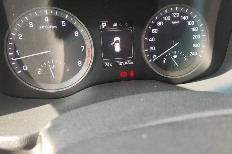 Used Hyundai Tucson 2015 1.6T Dual-Clutch Two-Wheel-Drive Smart Model Odometer Close Up