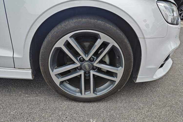 Used Audi A3 2020 Limousine 35 TFSI Sporty Version China VI Right Front Wheel Hub