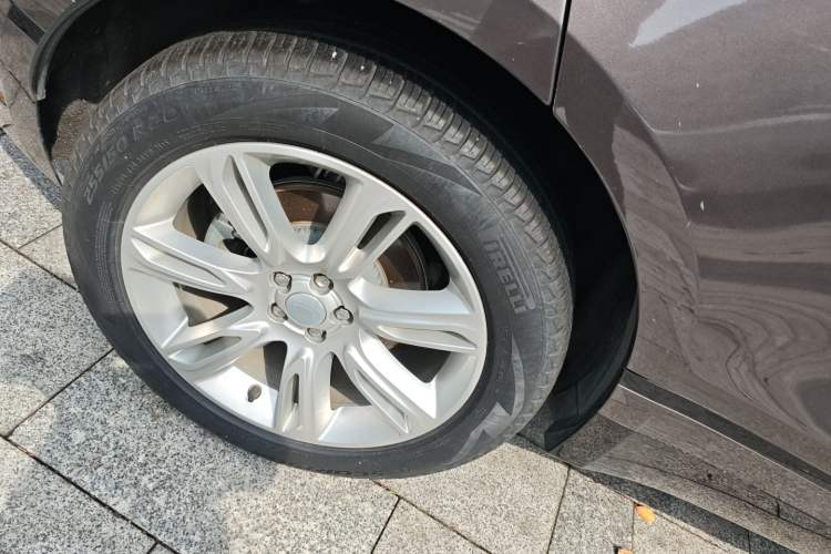 Used Land Rover Range Velar 2022 250 PS Sparkling Heritage Edition Right Rear Wheel Hub