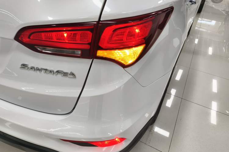 Used Hyundai Santa Fe 2017 2.4L Automatic Two-Wheel Drive Smart Version 5 Seats Right Rear Taillight