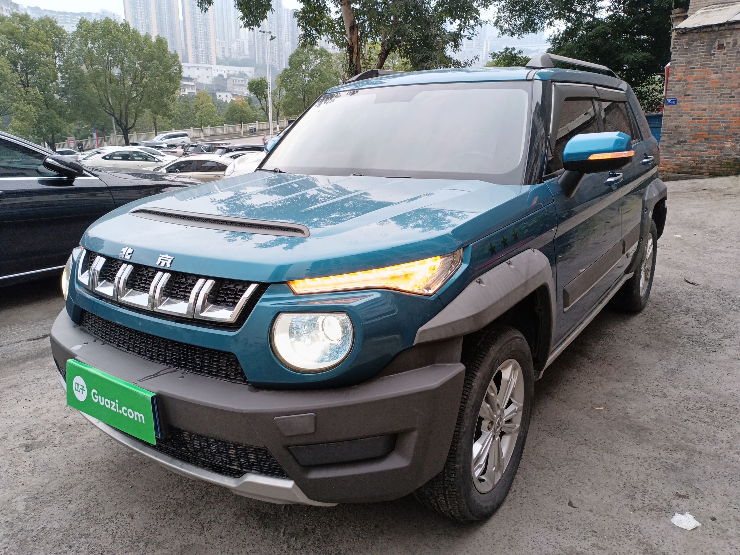 تحت مقدمة السيارة