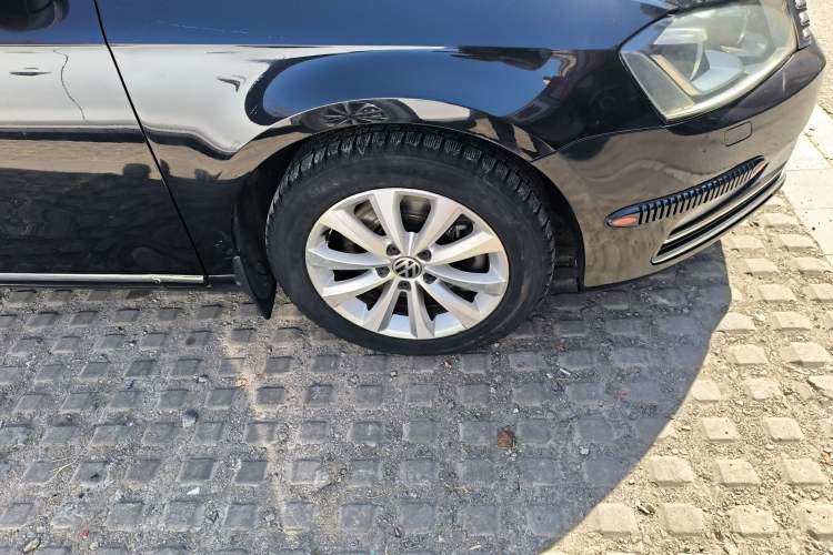 Used Volkswagen Magotan 2012 Revised 1.8TSI Luxury Version Right Front Wheel Hub