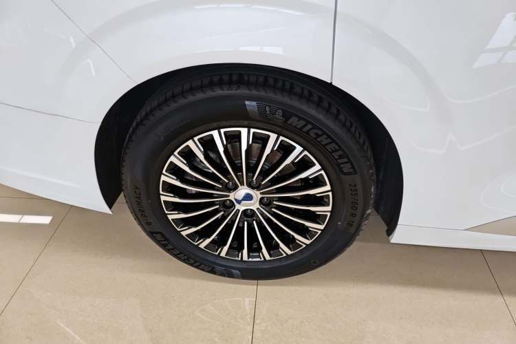 Used Denza D9 2024 DM-i 1050 Luxury Model
