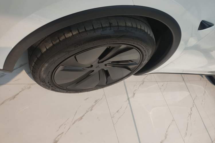 Used Tesla Model Y 2026 Rear-Drive Model Exterior 4