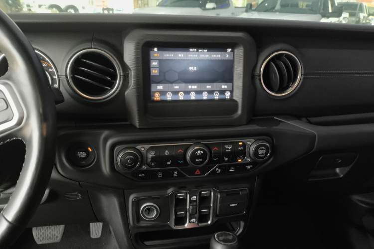 Used Jeep Wrangler 2019 2.0T Sahara Four-Door Version China VI Emission Standard