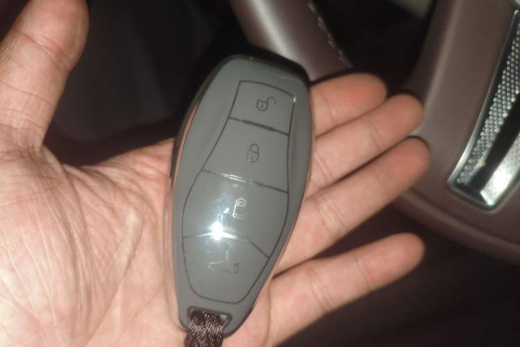 Used Hongqi HQ9 2023 2.0T Smart Connect Flagship Edition Vehicle Key