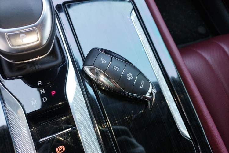 Used Hongqi H5 2024 2.0T Automatic Smart Connect Flagship Edition Vehicle Key