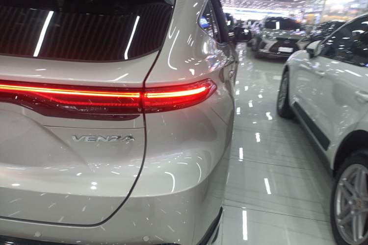 Used Toyota Venza 2023 2.0L CVT Two-Wheel Drive Prestige Version