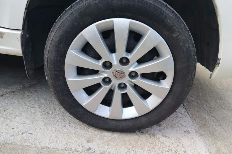 Used Jinbei Gold Hiace 2023 1.5L Passenger Vehicle Engineering Lion 5/6/7 Seater Right Front Wheel Hub