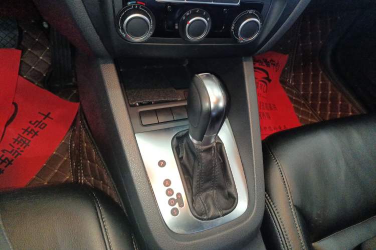 Used Volkswagen Sagitar 2014 Revised Version 1.6L Automatic Comfort Edition Gear Lever