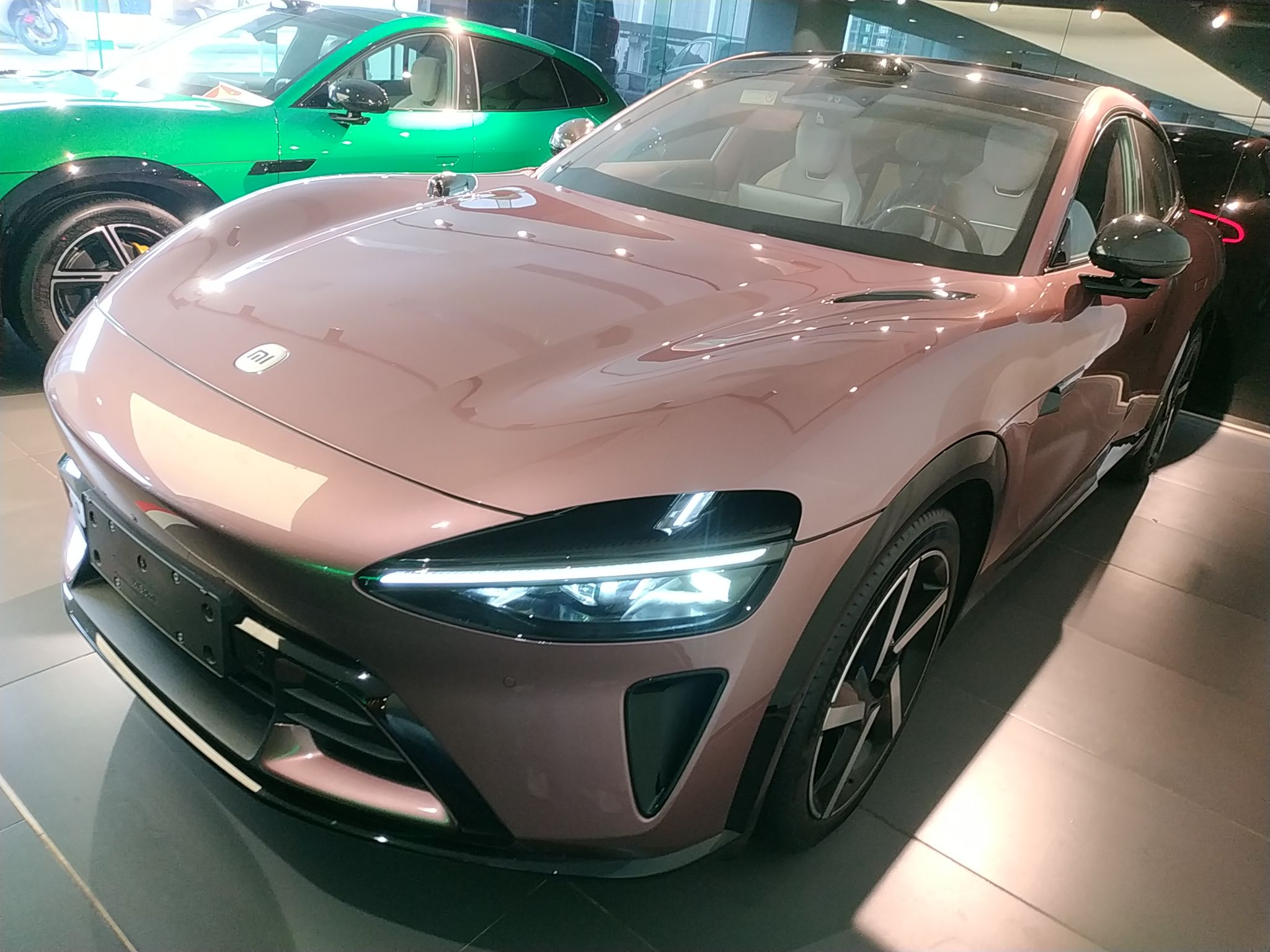 تحت مقدمة السيارة