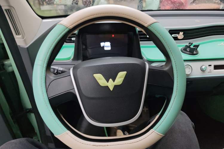 Used Wuling Hongguang MINIEV 2021 Macaron Sandwich Model 120 km Lithium Iron Phosphate Steering Wheel