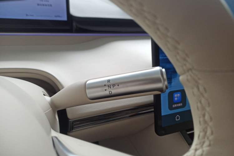 Used Hima Luxeed R7 2025 Range-Extended Version 251 km Max Gear Lever